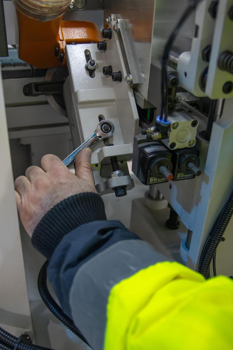 Machinery maintenance technician